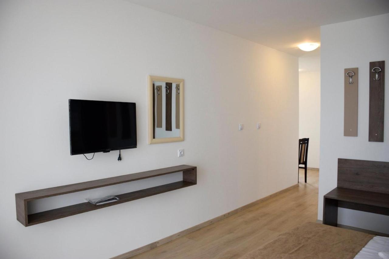 Studio Asi Obzor Luaran gambar